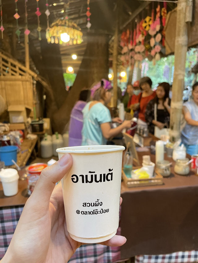 Oh Poi Market — a charming weekend market in Suan Phueng, Ratchaburi | ตักบาตรริมน้ำ จิบกาแฟ ฟังเสียงลำธาร ที่“โอ๊ะป่อย” 