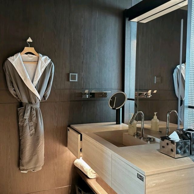 這裡賣的不是睡眠，是24小時沉浸式賽博片場——當電梯降回地面那刻，幻覺碎得比深圳房價還快～