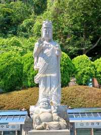 조용하고 평화로운 분위기의 작은 사찰