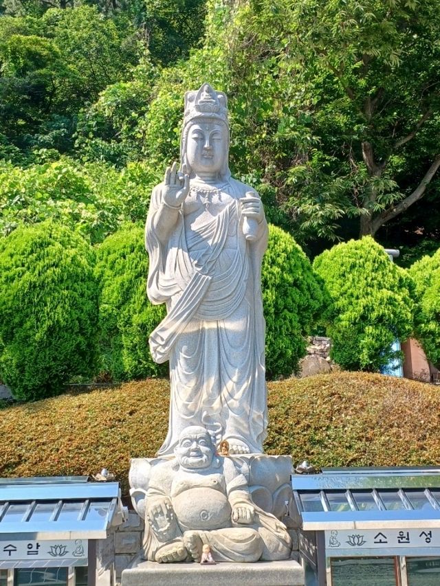 조용하고 평화로운 분위기의 작은 사찰