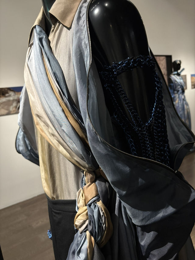 六本木ヒルズ東京シティビュー:中里唯馬展「天空を纏う / 砂漠が語る宇宙と巨大ナマズの物語」 