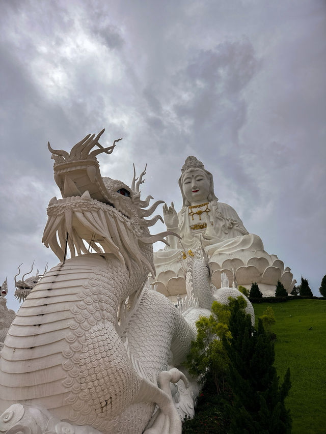 Wat Huay Pla Kang the peace dragons tower 