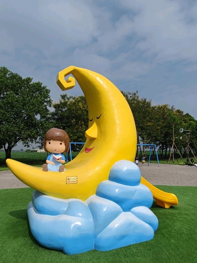 一座太陽、月亮與地球的遊樂場#崁頂共融遊戲場(崁頂公園)屏東縣崁頂鄉