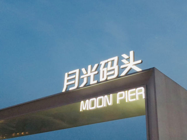 A Photographer's Paradise at Jinji Lake, Day or Night A Photographer's Paradise at Jinji Lake, Day or Night