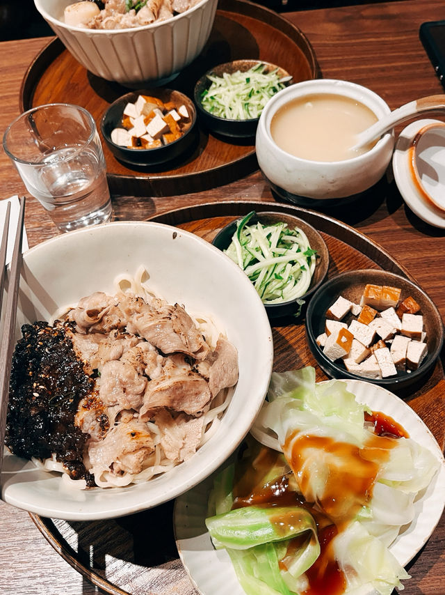 🍜台北美食探店🥒王李氏炸醬麵 通化夜市裡的文青麵館 🍜台北美食探店🥒王李氏炸醬麵 通化夜市裡的文青麵館