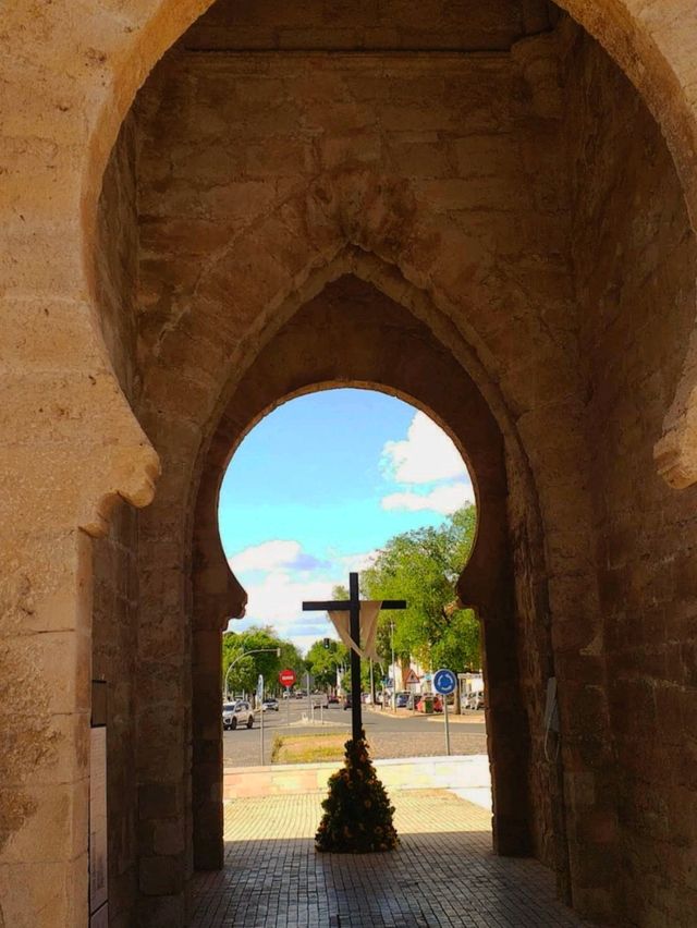 皇城拱門下的城市浪漫探險🚶♂️ 皇城拱門下的城市浪漫探險🚶♂️