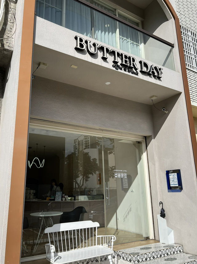 Butter Day 奶油日|崇德商圈裡的奶油色小宇宙:馬卡龍、早午餐與一窗柔光的午後☕️ Butter Day 奶油日|崇德商圈裡的奶油色小宇宙:馬卡龍、早午餐與一窗柔光的午後☕️