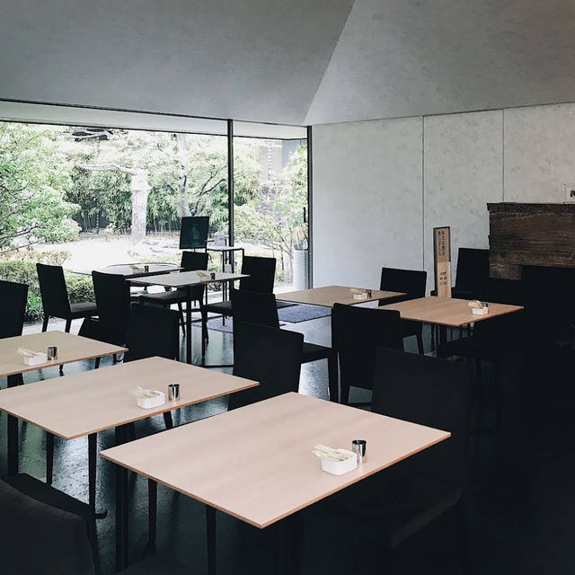 【東京/表参道🇯🇵】洗練されたガラス空間から眺める日本庭園✨ NEZU CAFÉ 【東京/表参道🇯🇵】洗練されたガラス空間から眺める日本庭園✨ NEZU CAFÉ