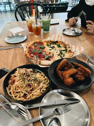 Mokky’s Pizza - พิซซ่าท้องถิ่นที่ดีที่สุดในเมือง! 🍕🍝🍗