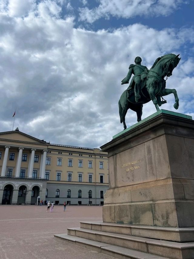 THE ROYAL PALACE IN OSLO. THE ROYAL PALACE IN OSLO.