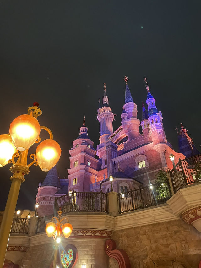 夜晚建築燈海下的人文風景🌃 夜晚建築燈海下的人文風景🌃