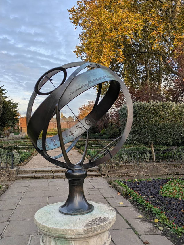 🌳✨ Green Escape & Elegance at Holland Park 🏞️