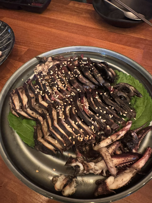 제주 산방산 맛집 토끼트멍 — 신선한 무늬오징어를 맛볼 수 있는 특색 있는 식당 제주 산방산 맛집 토끼트멍 — 신선한 무늬오징어를 맛볼 수 있는 특색 있는 식당