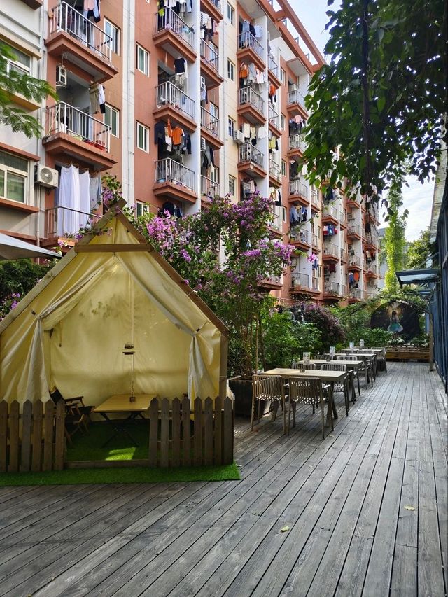 城堡裡的雲貴菜小酒館!紅酒杯裝涼粉、酸菜魚旁放玫瑰🌹 城堡裡的雲貴菜小酒館!紅酒杯裝涼粉、酸菜魚旁放玫瑰🌹