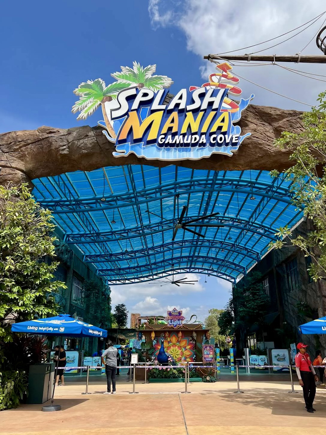 Dive into Fun: SplashMania WaterPark 🌊