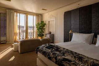 The Venice Venice Hotel เป็นที่พักสุดเก๋ในเมืองเวนิสที่ผสมผสานความคลาสสิกของสถาปัตยกรรมอิตาลีเข้ากับดีไซน์โมเดิร์นได้อย่างลงตัว 🏛️✨ ตั้งอยู่ในทำเลที่สะดวกต่อการเดินเที่ยว ทำให้ที่นี่เหมาะมากสำหรับทั้งสายถ่ายรูป 📸 และสายพักผ่อนชิล ๆ 🌿

บรรยากาศของโรงแรมให้ความรู้สึกเหมือนหลุดเข้าไปอยู่ในโลกศิลปะ 🎨 ด้วยการตกแต่งที่มีเอกลักษณ์ ใช้โทนสีเรียบหรู ตัดกับเฟอร์นิเจอร์ดีไซน์ทันสมัย ทำให้ทุกมุมของโรงแรมสามารถเป็นมุมถ่ายรูปได้แบบไม่ต้องพยายามเลย 💫 ห้องพักมีความโปร่ง โล่ง สบาย เตียงนุ่ม 🛏️ เหมาะกับการพักผ่อนหลังจากเดินเที่ยวมาทั้งวัน

อีกหนึ่งจุดเด่นคือโลเคชัน 📍 ที่อยู่ใกล้สถานที่ท่องเที่ยวสำคัญของเวนิส สามารถเดินไปได้แบบสบาย ๆ ไม่ต้องพึ่งพาการเดินทางที่ยุ่งยาก 🚶♀️🚶♂️

📍 สถานที่เช็คอินรอบ ๆ ที่ห้ามพลาด:

Grand Canal 🌊 แลนด์มาร์คสำคัญของเวนิส ล่องเรือกอนโดล่าชมวิวโรแมนติกสุด ๆ

Rialto Bridge 🌉 สะพานเก่าแก่ที่เต็มไปด้วยเสน่ห์และร้านค้าท้องถิ่น

St. Mark's Square ⛪ จัตุรัสกลางเมืองที่คึกคักและเต็มไปด้วยสถาปัตยกรรมสวยงาม

Doge's Palace 🏰 พระราชวังเก่าแก่ที่สะท้อนประวัติศาสตร์อันยิ่งใหญ่

Burano Island 🌈 เกาะบ้านสีสันสดใส เหมาะกับสายถ่ายรูปสุด ๆ

โดยรวมแล้ว The Venice Venice Hotel เป็นที่พักที่ครบทั้งเรื่องดีไซน์ ทำเล และบรรยากาศ เหมาะสำหรับคนที่อยากสัมผัสความเป็นเวนิสแบบมีสไตล์ 💖 ไม่ว่าจะมาเที่ยวกับเพื่อน ครอบครัว หรือคู่รัก ก็รับรองว่าประทับใจแน่นอน ✨

#TheVeniceVeniceHotel #VeniceTrip #ItalyTravel #ที่พักเวนิส #เที่ยวเวนิส #สายถ่ายรูปห้ามพลาด #TravelInspiration #เที่ยวต่างประเทศ #BucketListDestination #HotelReview