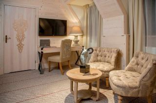 📍✨ Aries Hotel & Spa Zakopane ✨🏔️

โรงแรมสุดหรูใจกลางเมือง Zakopane เมืองตากอากาศชื่อดังของโปแลนด์ ใกล้เทือกเขา Tatra Mountains บรรยากาศดีมาก เหมาะทั้งสายพักผ่อนและสายเที่ยวธรรมชาติ 🌲❄️

ที่นี่โดดเด่นด้วยดีไซน์ผสมผสานระหว่างความโมเดิร์นกับสไตล์ภูเขาแบบท้องถิ่น ห้องพักกว้าง สะอาด พร้อมสิ่งอำนวยความสะดวกครบครัน 💆♀️🛁 มีสปา สระว่ายน้ำ และฟิตเนสให้ใช้แบบจัดเต็ม

📌 โลเคชั่นดีสุด ๆ เดินไปแหล่งท่องเที่ยวหลักได้เลย!

📍ที่เที่ยวใกล้เคียง (Check-in spots)
· 🛍️ Krupówki Street – ถนนคนเดินสุดคึกคัก ร้านอาหาร คาเฟ่ ของฝากเพียบ
· 🚠 Gubałówka Hill – จุดชมวิวเมืองแบบพาโนรามา วิวภูเขาสวยมาก
· ⛰️ Kasprowy Wierch – นั่งเคเบิลคาร์ขึ้นไปชมวิวสุดอลังการ
· 🌲 Tatra National Park – สายธรรมชาติ ห้ามพลาด เดินป่า วิวดีระดับโลก
· 🏞️ Morskie Oko – ทะเลสาบสีมรกต สวยเหมือนภาพวาด

💬 ฟีลโดยรวม: หรู อบอุ่น โรแมนติก เหมาะกับการพักผ่อนจริง ๆ 🌙✨

#AriesHotel #Zakopane #PolandTravel #TatraMountains #LuxuryStay #TravelEurope #MountainVibes #HotelGoals #สายเที่ยวต้องมา #วิวหลักล้าน 🏔️💖