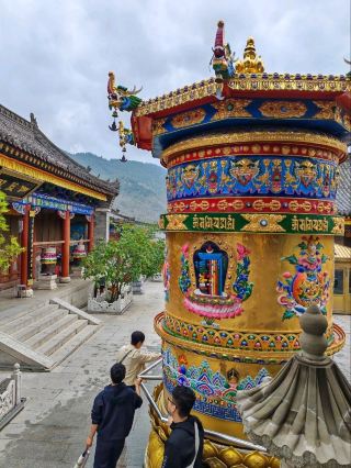 Where Serenity Meets Splendor: Guang Hua Si at Mount Wutai ✨