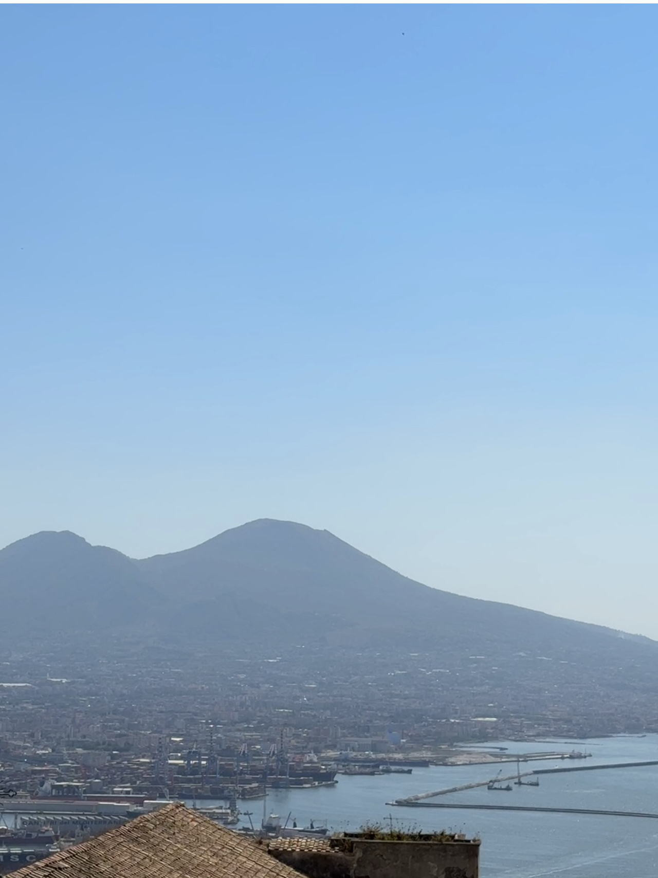 Chuyến đi Naples | Một thành phố càng khám phá càng thấy quyến rũ

Naples là điểm đến tôi mong chờ nhất trong chuyến đi đến miền Nam nước Ý, và cũng là thành phố đã thay đổi nhận thức của tôi về vùng đất này nhiều nhất. Trước khi khởi hành, tôi đã đọc nhiều nhật ký du lịch; một số nói rằng thành phố rất sôi động và náo nhiệt, trong khi những người khác cảnh báo tôi phải cẩn thận với đồ đạc của mình, vì vậy tôi có phần lo lắng. Nhưng khi thực sự đặt chân đến thành phố, tôi đã bị ấn tượng bởi bầu không khí phong phú của cuộc sống thường nhật, lịch sử và văn hóa lâu đời, và những khung cảnh đường phố quyến rũ.

Bước ra khỏi nhà ga, tôi được chào đón bởi những đám đông nhộn nhịp, dòng xe máy không ngừng nghỉ và những khung cảnh đường phố đặc trưng của miền Nam nước Ý. Mặc dù thành phố không ngăn nắp như các thành phố ở miền Bắc nước Ý, nhưng nó lại mang một cảm giác chân thực và thoải mái hơn. Những dây phơi quần áo dọc theo các con phố, những bài hát Ý vang lên từ các cửa hàng nhỏ, và người dân trò chuyện trong các quán cà phê; mỗi góc phố đều toát lên một sức sống, khiến tôi muốn chậm lại và thực sự trải nghiệm nhịp điệu của thành phố.

Điều gây ấn tượng với tôi nhất chính là di sản lịch sử của Naples. Trung tâm thành phố vẫn còn lưu giữ rất nhiều công trình kiến ​​trúc và nhà thờ cổ kính, và nhiều khu phố thậm chí còn được UNESCO công nhận là Di sản Thế giới. Tản bộ dọc theo những con phố lát đá cuội, bạn có thể chiêm ngưỡng những chi tiết kiến ​​trúc còn sót lại từ hàng trăm năm trước. Mỗi nhà thờ đều có câu chuyện riêng, và mỗi con hẻm đều đáng để dừng lại khám phá. Ngay cả khi không có lịch trình cụ thể, một chuyến đi dạo thư thái qua khu phố cổ cũng sẽ hé lộ những cửa hàng nhỏ xinh, những bức tranh tường và những quảng trường độc đáo.

Tất nhiên, một chuyến đi đến Naples sẽ không trọn vẹn nếu không thử món pizza. Lần đầu tiên nếm thử pizza Naples chính hiệu sẽ khiến bạn hiểu tại sao nó nổi tiếng khắp thế giới. Vỏ bánh mềm xốp bên ngoài, với hương thơm khói thoang thoảng, trong khi phần giữa vẫn giữ được độ ẩm. Được phủ sốt cà chua tươi, phô mai mozzarella trâu và húng quế, món ăn trông có vẻ đơn giản nhưng lại đầy hương vị, cho phép bạn cảm nhận được hương vị tinh khiết nhất của các nguyên liệu trong từng miếng cắn. Giá cả phải chăng hơn bạn tưởng; ngay cả tại các nhà hàng nổi tiếng, bạn vẫn có thể thưởng thức những bữa ăn chất lượng cao với giá cả hợp lý.

Ngoài pizza, các món tráng miệng của Naples cũng để lại ấn tượng khó phai. Từ bánh Sfogliatella và bánh Baba đến cà phê espresso, tất cả đều thể hiện những nét đặc trưng độc đáo của văn hóa ẩm thực miền Nam nước Ý. Đặc biệt, một tách espresso đậm đà kết hợp với món tráng miệng mới nướng, ngồi trong một quán cà phê nhỏ và ngắm nhìn người qua lại – đó là khoảnh khắc thư giãn nhất trong chuyến đi của bạn.

Mẹo du lịch của tôi

· Tôi khuyên bạn nên dành ít nhất hai ngày để thong thả khám phá khu phố cổ và phong cảnh ven biển.

· Hầu hết các điểm tham quan trong thành phố đều nằm trong khoảng cách đi bộ, vì vậy mang giày đi bộ thoải mái là điều cần thiết.

· Hãy giữ an toàn cho đồ đạc của bạn, đặc biệt là ở những ga tàu đông đúc và các điểm du lịch nổi tiếng. Chỉ cần cảnh giác; không cần phải quá lo lắng.

· Tôi khuyên bạn nên tránh giờ ăn cao điểm. Các tiệm pizza nổi tiếng thường có hàng dài người xếp hàng, vì vậy đến sớm sẽ giúp bạn tiết kiệm được rất nhiều thời gian.

· Nếu bạn có nhiều thời gian, tôi rất khuyên bạn nên đi tham quan Pompeii, núi Vesuvius hoặc bờ biển Amalfi trong một ngày. Những địa điểm này dễ dàng tiếp cận và cho phép bạn trải nghiệm sâu sắc hơn về các cảnh quan khác nhau của miền Nam nước Ý.

· Đi dạo dọc theo con đường ven biển vào buổi tối, ngắm nhìn hoàng hôn từ từ lặn xuống biển Tyrrhenian, với ngọn núi Vesuvius sừng sững ở phía xa, toàn bộ thành phố được bao phủ trong ánh sáng vàng rực rỡ. Nhiều người dân địa phương ngồi trò chuyện và tản bộ dọc bãi biển, trong khi những người khác thong thả ngắm nhìn cảnh biển. Bầu không khí yên bình khiến người ta dễ dàng nán lại rất lâu. Naples có thể thiếu sự thời thượng của Milan hay sự tinh tế nghệ thuật của Florence, nhưng nó sở hữu một sức hút độc đáo. Càng khám phá, bạn càng nhận ra khía cạnh chân thực và quyến rũ của nó.

Đối với tôi, Naples không chỉ là một thành phố để chụp ảnh và đánh dấu các địa danh, mà là một nơi đáng để dành thời gian trải nghiệm. Nơi đây tự hào có nền ẩm thực đẳng cấp thế giới, lịch sử phong phú, người dân ấm áp và hiếu khách, cùng một nền văn hóa đường phố sôi động. Khi rời đi, điều tôi nhớ nhất không chỉ là cảnh biển và những chiếc bánh pizza ngon tuyệt, mà còn là sự tự do và năng lượng mà tôi cảm nhận được khi lang thang trên các con phố. Nếu có dịp quay lại Ý, tôi vẫn sẽ đưa Naples vào hành trình của mình, bởi vì ấn tượng của thành phố đã vượt xa kỳ vọng ban đầu của tôi.