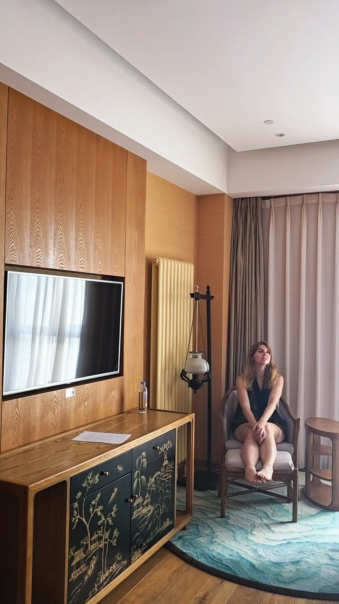 This is one of the best hotels I've stayed at in Beijing. It has hot springs on site and is right next to the wall.