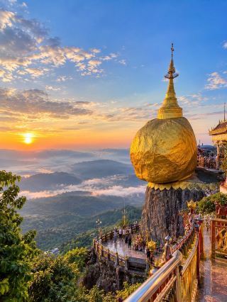 Kyaiktiyo Pagoda…Faith on the mountaintop, a beauty you must see with your own eyes ⛰️💛
