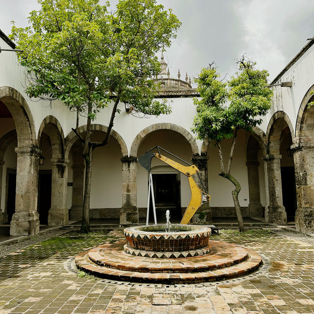 墨西哥 瓜達拉哈拉 很值得來參觀的Hospicio Cabañas 美術館 
