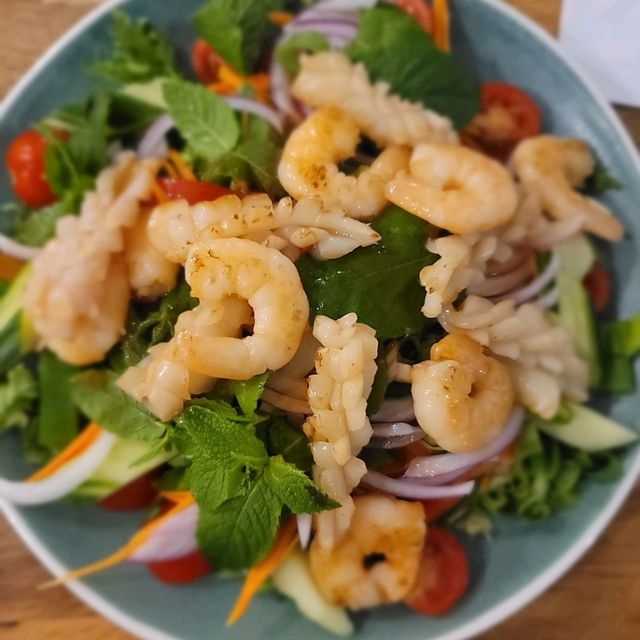 iFood Thai 餐廳⭐️清新海鮮沙律和濃辣冬陰公的美味之旅🥘