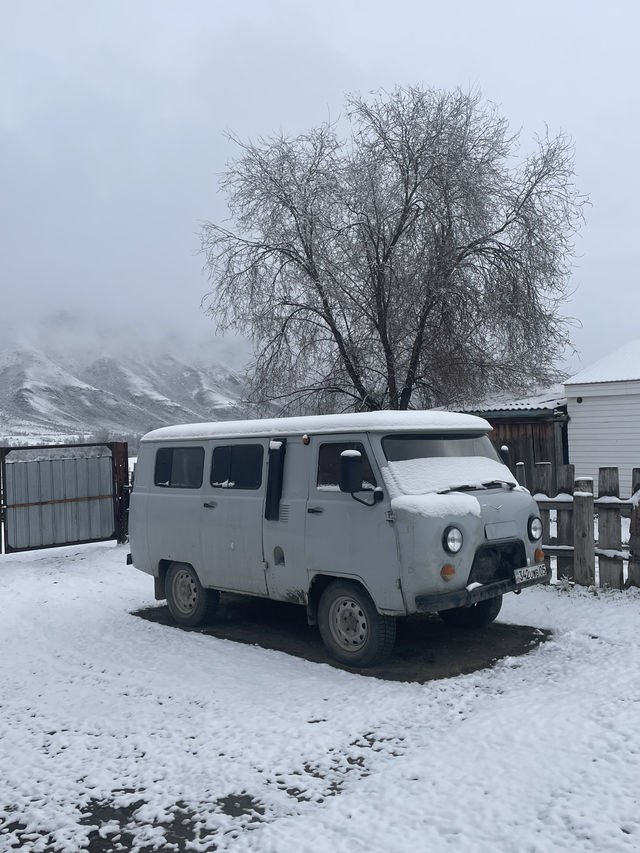  Village Life Near the Lake 