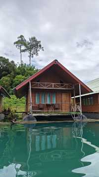 Stay in a Floating Bungalow in Thailand – Nature, Tranquility & Tips 🛶🌿