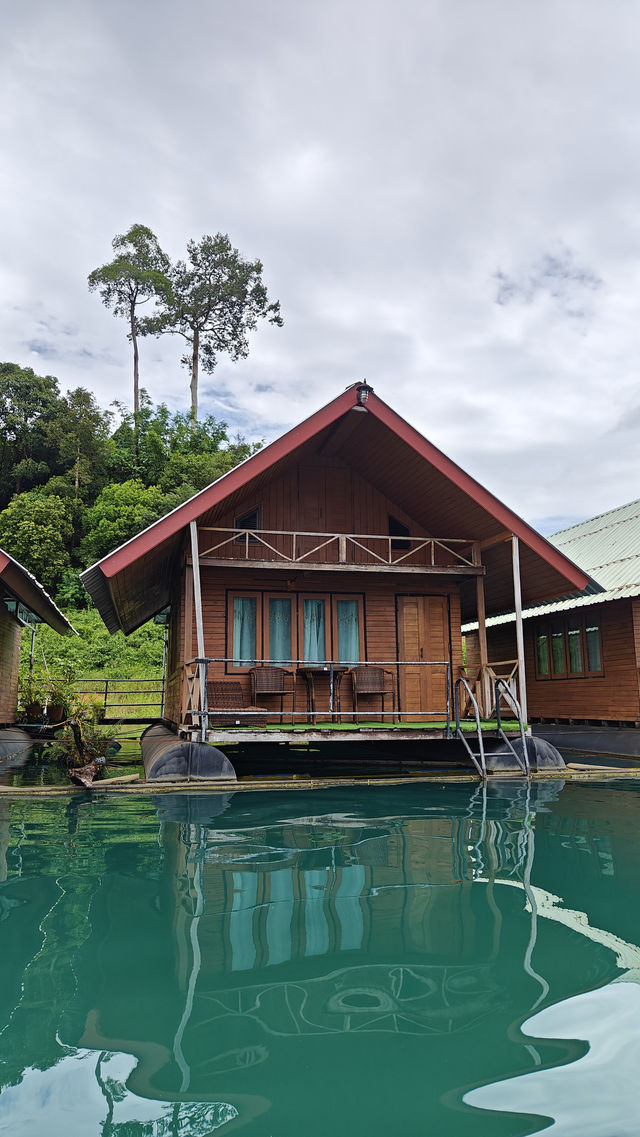 Stay in a Floating Bungalow in Thailand – Nature, Tranquility & Tips 🛶🌿