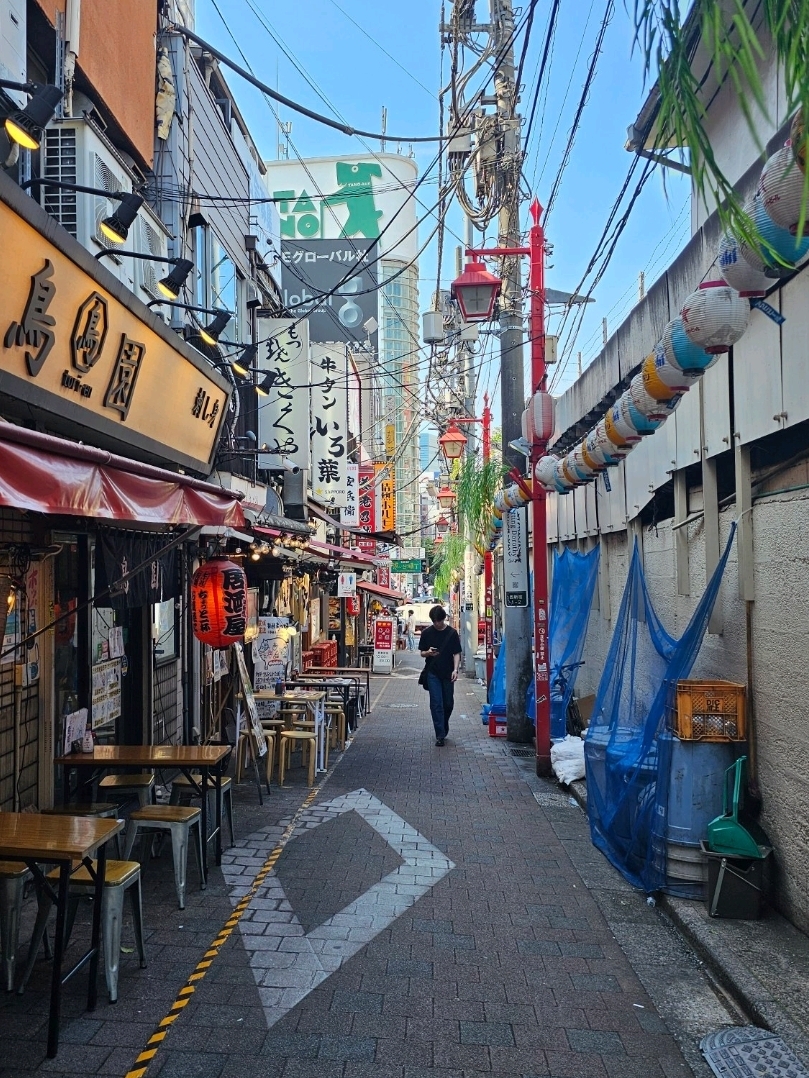 1. 新宿 – 最佳選擇 🎯
✅ 購物、夜生活、餐廳和公園的完美結合

🚇 主要交通樞紐（JR 和地鐵），輕鬆探索東京

🌃 住在新宿車站附近更方便

🍣 當地小貼士：推薦思出橫丁（小巷酒吧和美食）

2. 澀谷 – 時尚與青春 🎮
🌀 著名的澀谷十字路口與忠犬八公像

🛍️ 購物、咖啡館、夜生活，活力四射

🎧 非常適合年輕旅行者或夜貓子

3. 淺草 – 文化與傳統 🏮
🏯 東京最古老的寺廟—淺草寺的所在地

🛌 更輕鬆愜意，擁有日式旅館（傳統客棧）

🚲 非常適合悠閒的早晨和河畔漫步

🍡 美味的街頭小吃仲見世通

4. 東京車站/丸之內 – 安靜且地處中心地帶 🏙️
🏛️ 靠近皇居和銀座奢侈品購物區

🚅 一日遊的理想出發點（方便搭乘新幹線）

🏨 飯店往往更高檔/商務化

5. 上野 – 博物館、公園與熊貓 🐼
🎨 上野公園、動物園、國立博物館 = 非常適合家庭出遊

🍱 更實惠的餐飲和更濃厚的當地氛圍

🚇 可直接達成田機場

🛎️ 首次出遊小撇步：
住在 JR 山手線車站附近 🚃 – 它環繞東京市中心，交通便利！