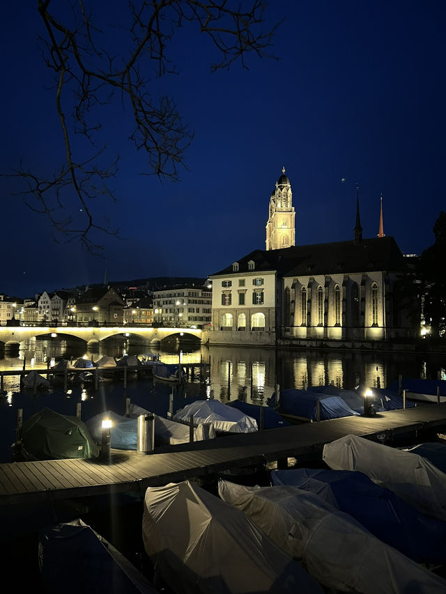 Sunset Serenade on the Limmat – Zürich’s Golden Hour Magic 🌊🌅 