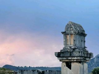 #หลีกหนีฤดูหนาว ก้าวเข้าสู่ความลึกลับโบราณที่ Kanlı Divane Ören Yeri 🌞🏛️
พร้อมสำหรับการเดินทางย้อนเวลาหรือยัง? Kanlı Divane Ören Yeri คือหนึ่งในแหล่งโบราณคดีที่น่าหลงใหลที่สุดของเมืองเมอร์ซิน ลองนึกภาพซากปรักหักพังโบราณอันงดงามที่อาบแสงแดด ทิวทัศน์กลางแจ้งอันกว้างใหญ่ และจุดถ่ายภาพสุดอลังการที่ล้อมรอบด้วยงานหินเก่าแก่หลายศตวรรษ

🗺️ คู่มือการเดินทาง:
เริ่มต้นการเดินสำรวจของคุณที่ทางเข้าหลัก (Tırtar, Kanlı Divane Cd.) และเดินตามเส้นทางวงกลมรอบหลุมยุบโบราณ เดินตามเส้นทางผ่านซากปรักหักพังของมหาวิหารโรมันและโบสถ์คริสเตียนยุคแรก มองหาเศษโมเสกอันประณีตที่กระจัดกระจายอยู่บนพื้น ใช้เวลาประมาณ 60-90 นาทีสำหรับการเดินชมแบบสบายๆ

✨ ประสบการณ์ที่ห้ามพลาด:
หยุดพักที่จุดสูงสุดของสถานที่เพื่อชื่นชมทิวทัศน์มุมกว้างของชายฝั่งเมอร์ซินที่ทอดยาวอยู่เบื้องล่าง ซึ่งเป็นฉากหลังที่สมบูรณ์แบบสำหรับการใคร่ครวญทางวัฒนธรรม ต้องการข้อมูลเชิงลึกเพิ่มเติมหรือไม่? มองหาสุสานหอคอยลึกลับและจารึกภาษากรีกที่สลักไว้ พร้อมจินตนาการถึงประวัติศาสตร์อันนองเลือดของสถานที่แห่งนี้ (ชื่อนี้มีความหมายตรงตัวว่า "บ้าคลั่งนองเลือด" – ถามคนท้องถิ่นเกี่ยวกับตำนานต่างๆ!)

📸 จุดถ่ายภาพยอดนิยม:
· จุดชมวิวเหนือหลุมยุบกลาง (เก็บภาพความน่าทึ่งทั้งหมดด้วยเลนส์มุมกว้างของโทรศัพท์ของคุณ)
· ซุ้มประตูที่อาบแสงแดดและกำแพงที่พังทลายในแสงยามเช้าตรู่หรือบ่ายแก่ๆ
· รายละเอียดของโมเสก – ถ่ายภาพระยะใกล้เพื่อเก็บภาพพื้นผิวที่ไม่เหมือนใคร

📝 เคล็ดลับการเยี่ยมชม:
· ไปแต่เช้าหรือเย็นเพื่อหลีกเลี่ยงแสงแดดจัดในตอนกลางวัน (ที่นี่มีร่มเงาน้อยมาก!)
· รองเท้าที่แข็งแรงเป็นสิ่งจำเป็น ภูมิประเทศเป็นหินและไม่เรียบ
· พกน้ำและของว่างไปด้วย เพราะสิ่งอำนวยความสะดวกมีน้อย
· สถานที่แห่งนี้สวยงามที่สุดในวันที่แดดจัด แต่หมวกและครีมกันแดดเป็นสิ่งจำเป็น

⚠️ ข้อควรระวังที่สำคัญ:
ภูมิประเทศโล่งและเปิดโล่ง โปรดระมัดระวังในการเดินใกล้บริเวณที่มีเหว และดูแลเด็กๆ อย่างใกล้ชิด

#เมอร์ซิน #ซากปรักหักพังโบราณ #ท่องเที่ยวเชิงวัฒนธรรม #ผจญภัยในตุรกี #ตามล่าหาประวัติศาสตร์