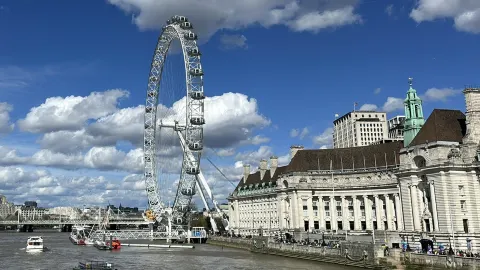 イギリスで6日間にわたって開催されるフラッシュモブ：見知らぬ人々の足跡をたどり、川沿いを散策し、旧市街を通り抜け、ビッグベンを通り過ぎよう。 — traveler post in レディング