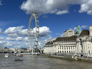 A six-day flash mob in England: Follow the footsteps of strangers to stroll along the river, through the old town, and past Big Ben.