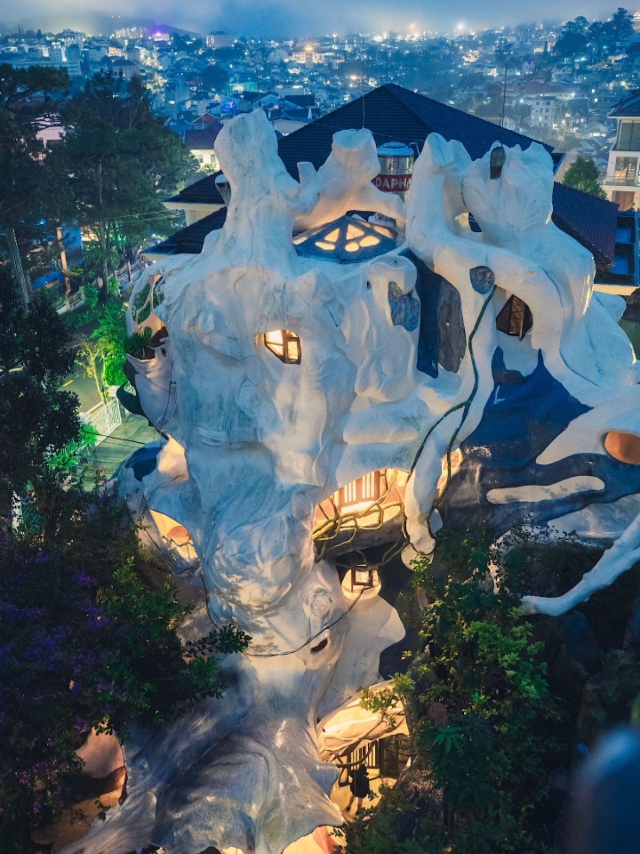 Crazy House Dalat: a crazy fairytale house, one of Vietnam's most unusual attractions.

Crazy House (in Vietnamese – Ngôi Nhà Điên, Chinese name – 疯狂屋) is the main calling card of the city of Dalat, an architectural landmark unique in all of Southeast Asia. Designed by Vietnamese architect Dang Viet Nga, the building looks more like a set from a fantasy film than an ordinary home.

There are no straight walls, right angles, or standard rectangular rooms. Instead, there are winding, curved corridors, huge artificial tree trunks, cave passages, bizarre animal sculptures, labyrinths, and observation decks overlooking Dalat. The stairs are very steep, narrow, and sometimes without railings, so you need to be very careful when walking on them.

This building was originally intended as a hotel-museum, and some rooms can still be booked for overnight stays. However, the vast majority of tourists come here simply for the stroll and photos.

♥️Practical information for travelers

✅ Opening hours: Every day from approximately 8:30 AM to 6:00 PM
✅ Entrance fee: approximately 60,000–80,000 VND per person (price may vary slightly)
✅ Visiting time: 1–1.5 hours, enough to explore all the labyrinths and take photos.

📌Helpful tips

1. Wear comfortable, non-slip shoes. There are many crooked steps that get wet after rain; high heels are completely unsuitable.

2. On weekends and holiday seasons, it's very crowded; it's best to arrive in the morning right after opening to avoid queues for photos.

3. There's a small cafe inside, where you can stop and rest.

☝️Cons to be aware of

· Very crowded during peak season

· Some passages and staircases are narrow; those with a fear of heights should be careful

· There are almost no original museum exhibits; the whole point of the place is the unusual architecture.

💥A must-see if you're in Dalat. It's a very atmospheric, strange, and memorable place. Even if you're not a fan of sightseeing, a stroll through this labyrinth is sure to leave you speechless.