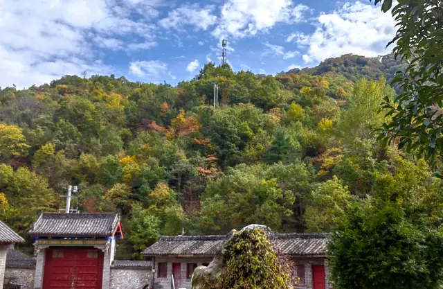 Standing at the foot of Zibai Mountain, I sigh to the sky