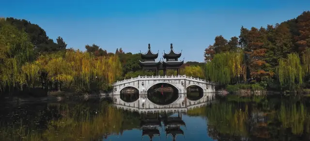 Autumn beauty in Guhua Garden