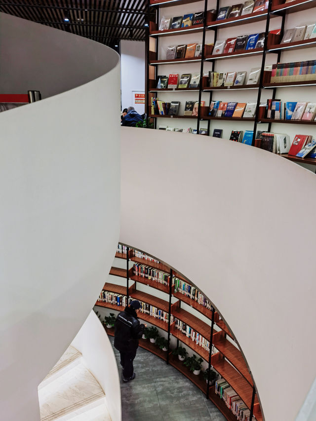 冬季室內遛孩子好去處｜熹閱堂：除了網紅旋轉樓梯 還有兒童閱讀區