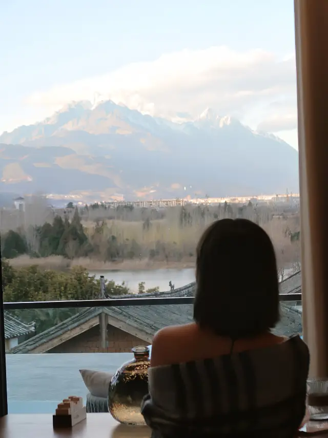 A homestay in Lijiang where you can see the sunrise over the Golden Mountain from the bed