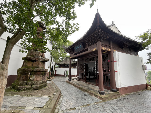 位於黃州區赤壁磯頭因北宋大文豪蘇東坡在此寫有《赤壁懷古》詞和前後《赤壁賦》而得名又稱文赤東坡赤壁壁