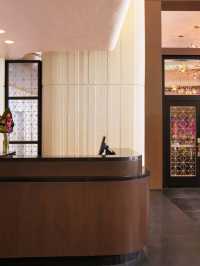 🌺 Waikiki's Pink Palace: A Royal Hawaiian Retreat 🌴
