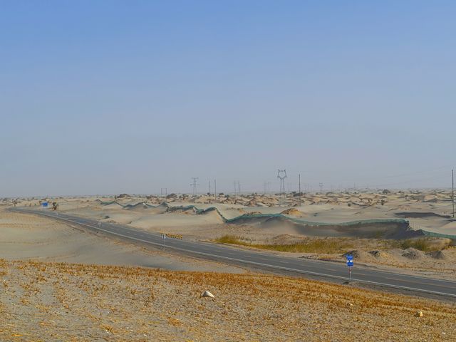 2024.9.27 ‌塔克拉瑪干沙漠‌，位於新疆南疆的塔里木盆地中心，是中國最大的沙漠，也是世界第十。