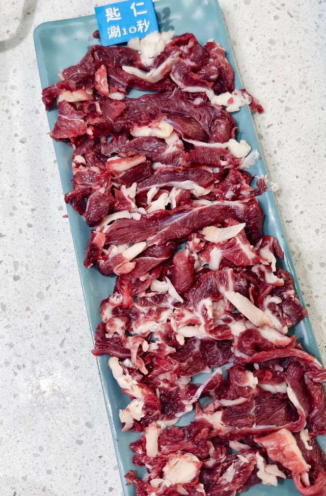 實惠養生的灣區九號鮮切牛肉火鍋。
