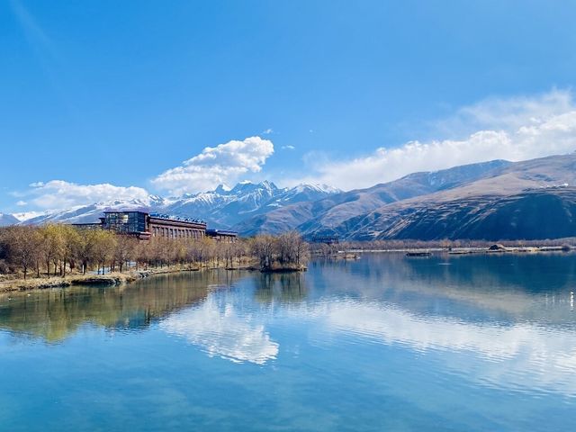 遼闊明淨透亮雪山湖泊。