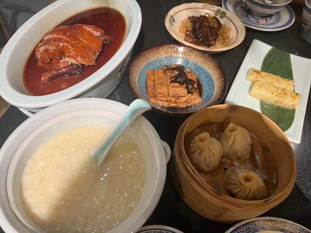 六朝煙水入畫來，一城山水半城詩---南京