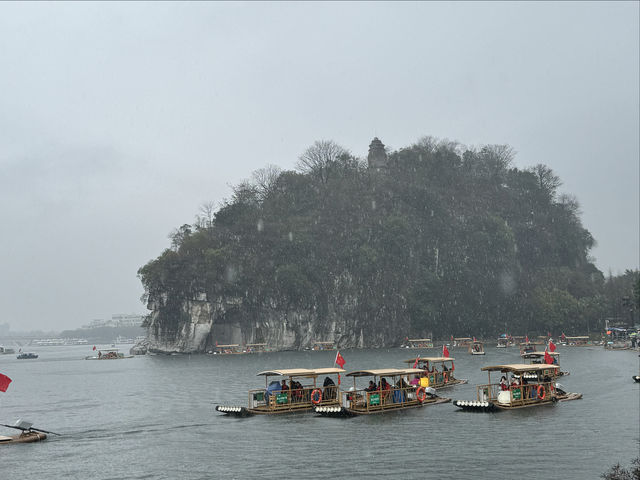 暴雨中的桂林象鼻山 兩江四湖
