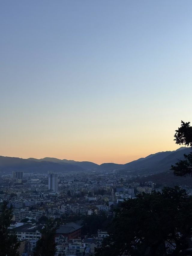 會澤金鐘山日落之旅：邂逅一場城市的溫柔暮色