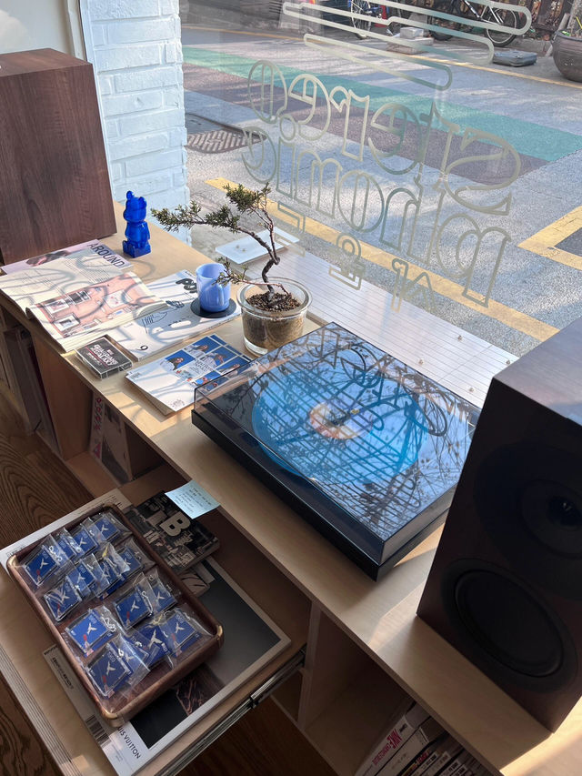 首爾弘大寶藏小店！聽磁帶、看鴿子、品咖啡