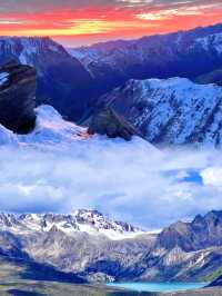 雪山在左，花海在右，我站在雲端揉碎了春天」